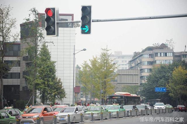 红绿灯路口是违章和事故高发地，老司机都是这样通过的