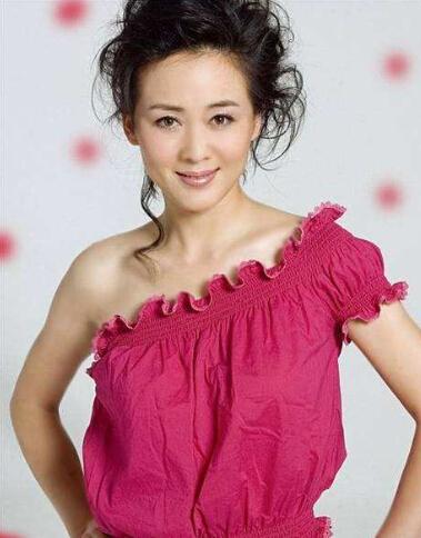 女演员赵薇现在在哪里，消失一年半后现身北京