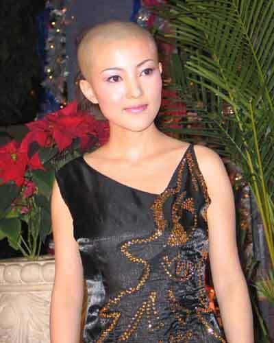 女演员赵薇现在在哪里，消失一年半后现身北京