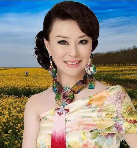 女演员赵薇现在在哪里，消失一年半后现身北京