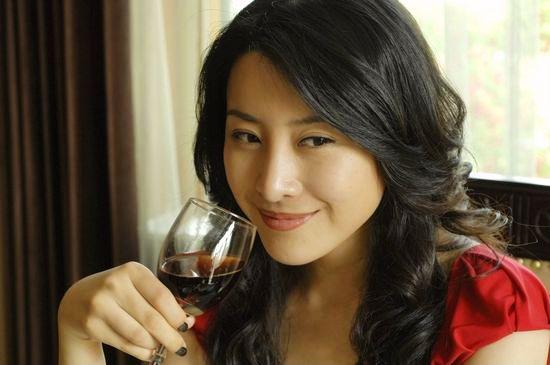 女演员赵薇现在在哪里，消失一年半后现身北京