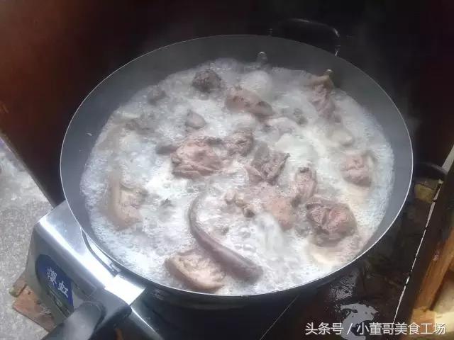 农村大锅炖狗肉做法，狗肉滚三滚