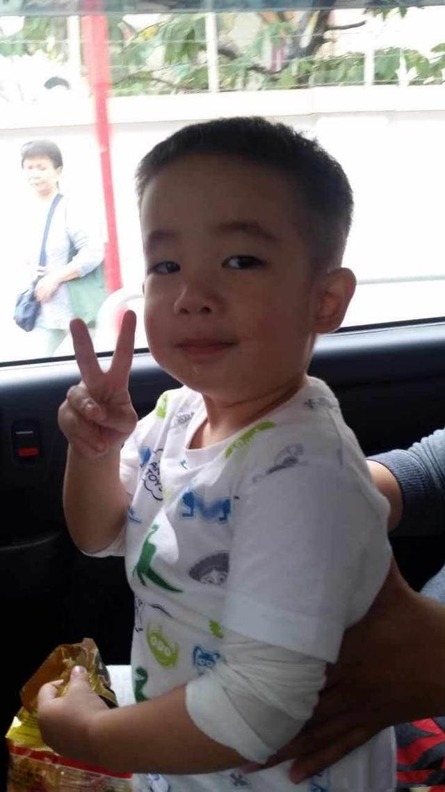 应采儿爸爸晒Jasper儿时照，应采儿jasper爸爸去哪儿