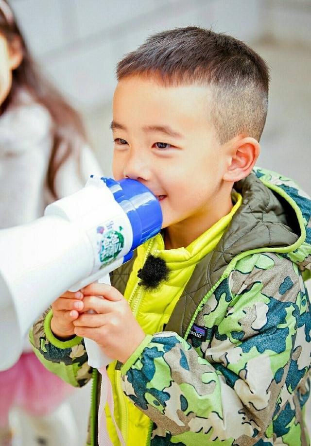 应采儿爸爸晒Jasper儿时照，应采儿jasper爸爸去哪儿