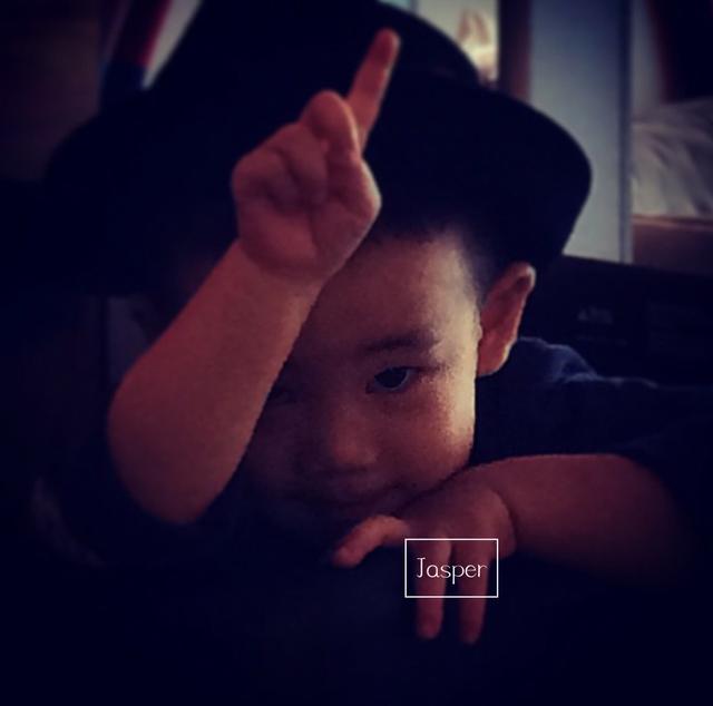 应采儿爸爸晒Jasper儿时照，应采儿jasper爸爸去哪儿