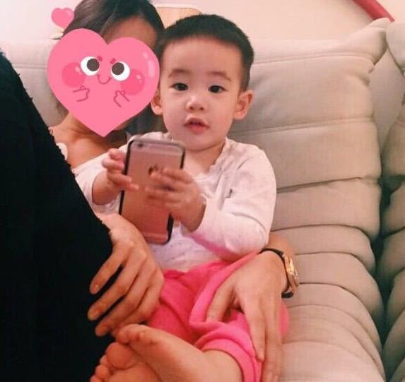 应采儿爸爸晒Jasper儿时照，应采儿jasper爸爸去哪儿