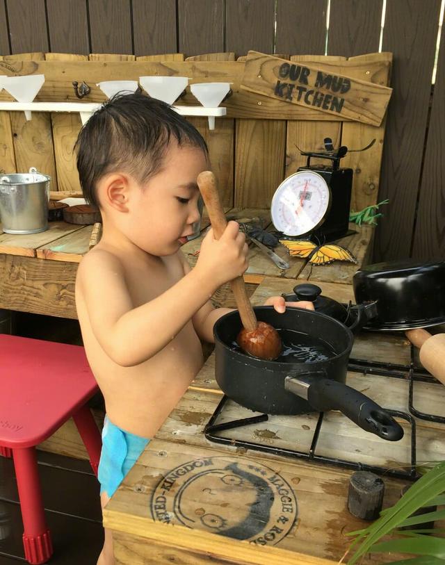 应采儿爸爸晒Jasper儿时照，应采儿jasper爸爸去哪儿