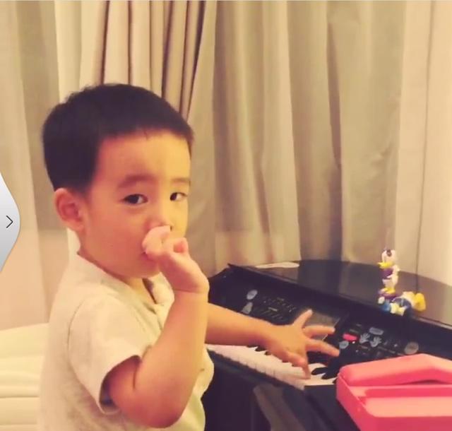 应采儿爸爸晒Jasper儿时照，应采儿jasper爸爸去哪儿