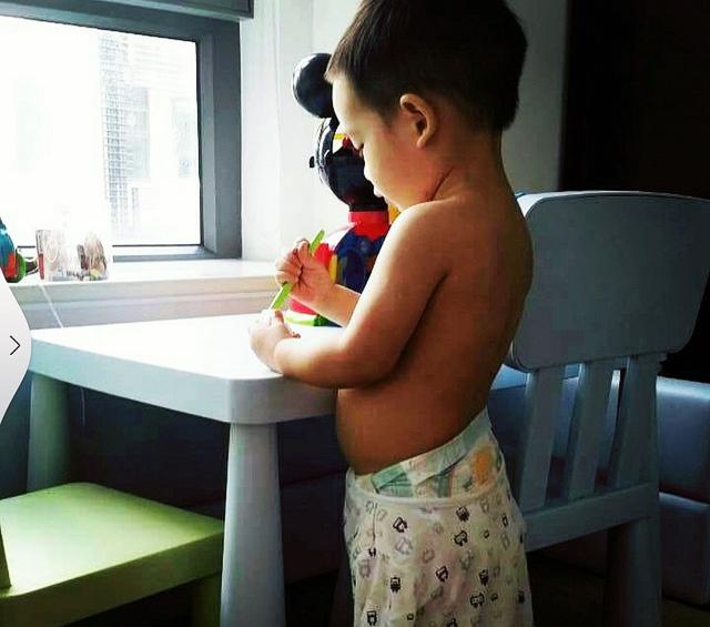 应采儿爸爸晒Jasper儿时照，应采儿jasper爸爸去哪儿