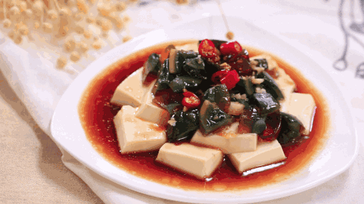 皮蛋豆腐凉拌的做法，凉拌皮蛋鸡蛋豆腐正确做法（麻辣爽口适合夏季吃的美食）