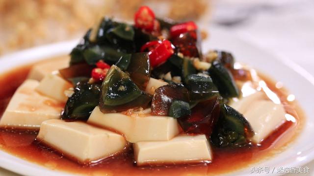 皮蛋豆腐凉拌的做法，凉拌皮蛋鸡蛋豆腐正确做法（麻辣爽口适合夏季吃的美食）