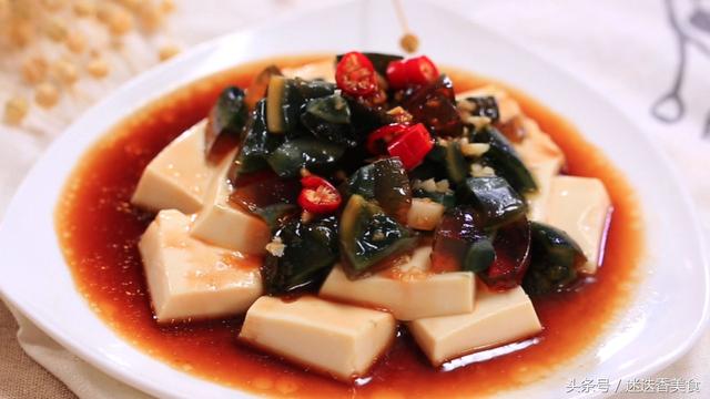 皮蛋豆腐凉拌的做法，凉拌皮蛋鸡蛋豆腐正确做法（麻辣爽口适合夏季吃的美食）