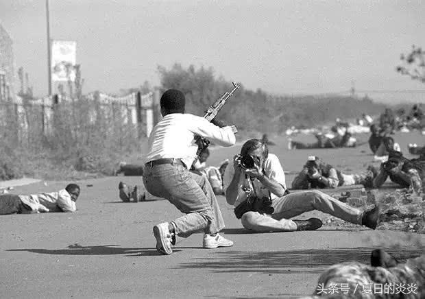 贝尔的摄影师死了几个，贝尔对比照