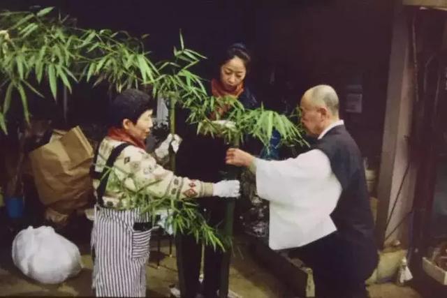 25年前的观音菩萨，她在佛前献花整整10年