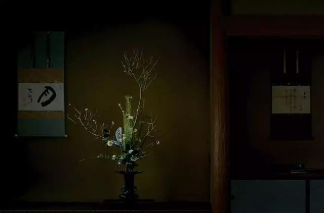 25年前的观音菩萨，她在佛前献花整整10年