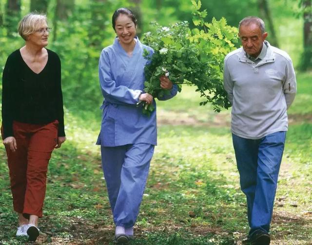 25年前的观音菩萨，她在佛前献花整整10年