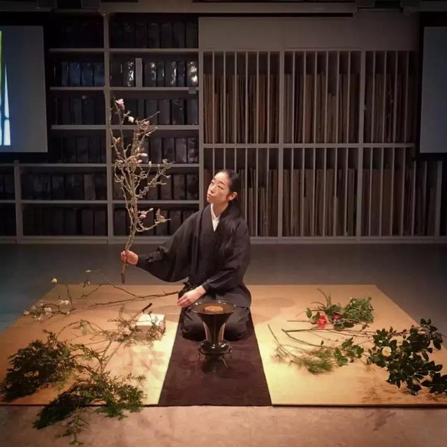 25年前的观音菩萨，她在佛前献花整整10年