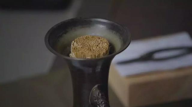 25年前的观音菩萨，她在佛前献花整整10年