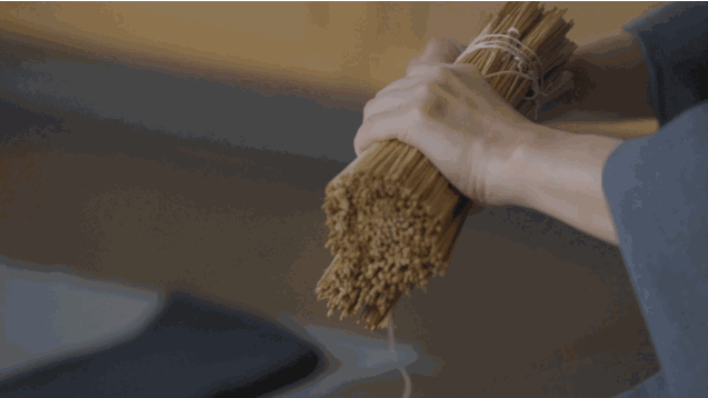 25年前的观音菩萨，她在佛前献花整整10年