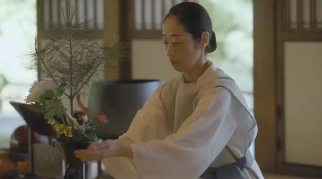 25年前的观音菩萨，她在佛前献花整整10年