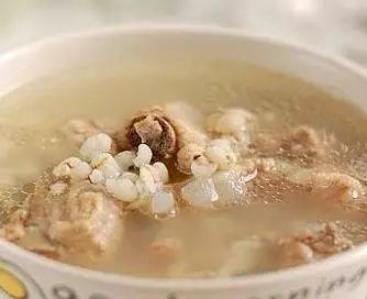 教你做营养又美味的排骨汤，非常适合家里老人小孩