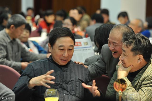 冯巩和郭德纲身高相差，让每个徒弟调侃的郭德纲