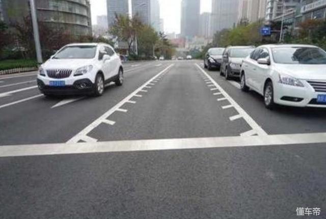 道路交通锯齿线是什么标志，路上的“锯齿”车道是什么意思