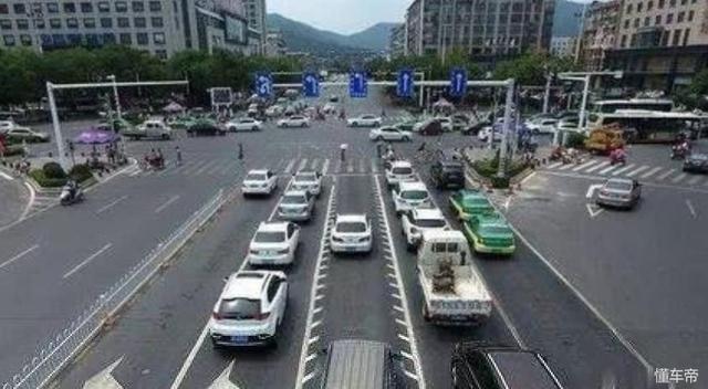 道路交通锯齿线是什么标志，路上的“锯齿”车道是什么意思