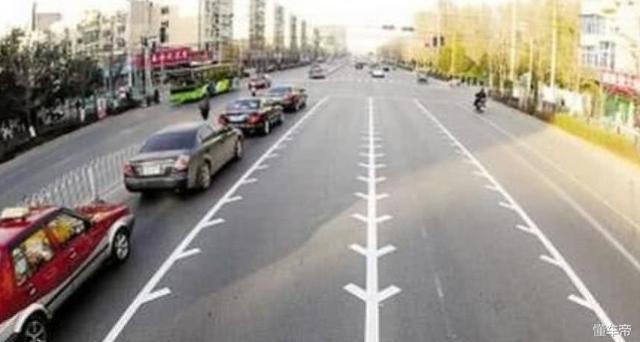 道路交通锯齿线是什么标志，路上的“锯齿”车道是什么意思