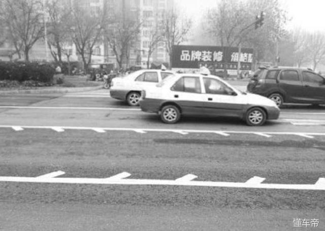 道路交通锯齿线是什么标志，路上的“锯齿”车道是什么意思