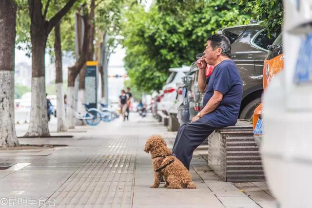 实拍昆明夜生活，昆明被各种娱乐场所包围的早餐店