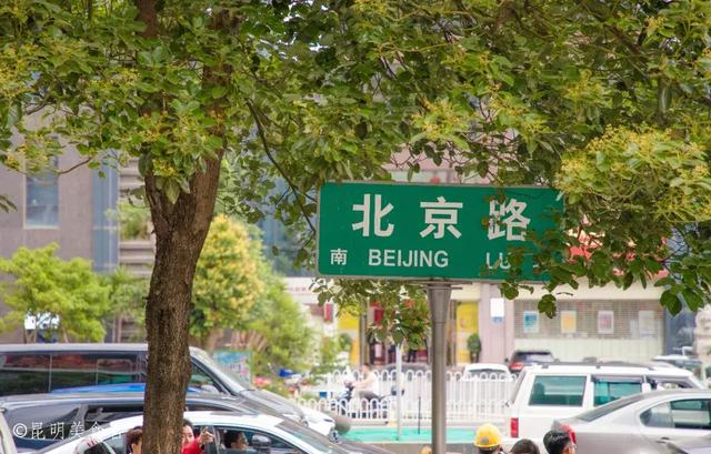 实拍昆明夜生活，昆明被各种娱乐场所包围的早餐店