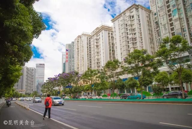 实拍昆明夜生活，昆明被各种娱乐场所包围的早餐店