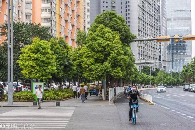 实拍昆明夜生活，昆明被各种娱乐场所包围的早餐店