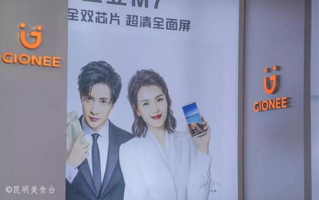 实拍昆明夜生活，昆明被各种娱乐场所包围的早餐店