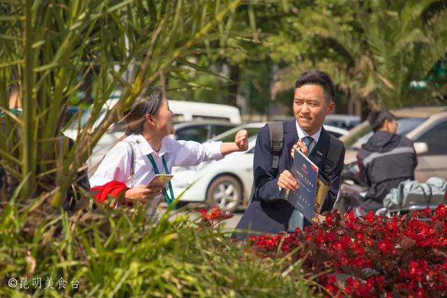 实拍昆明夜生活，昆明被各种娱乐场所包围的早餐店