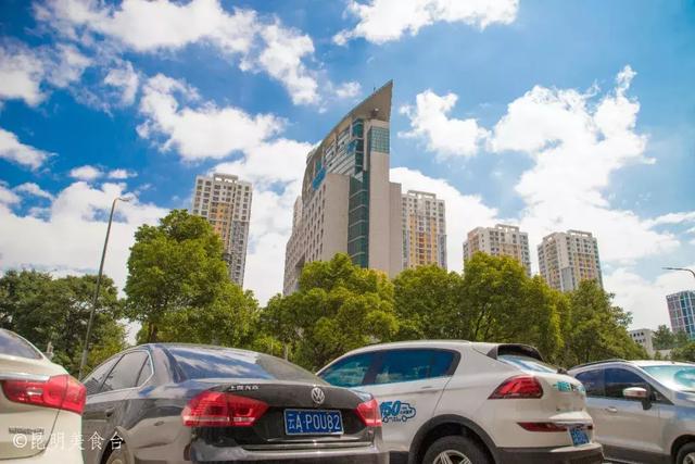 实拍昆明夜生活，昆明被各种娱乐场所包围的早餐店