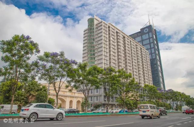 实拍昆明夜生活，昆明被各种娱乐场所包围的早餐店