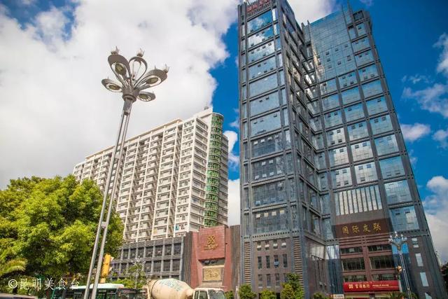 实拍昆明夜生活，昆明被各种娱乐场所包围的早餐店