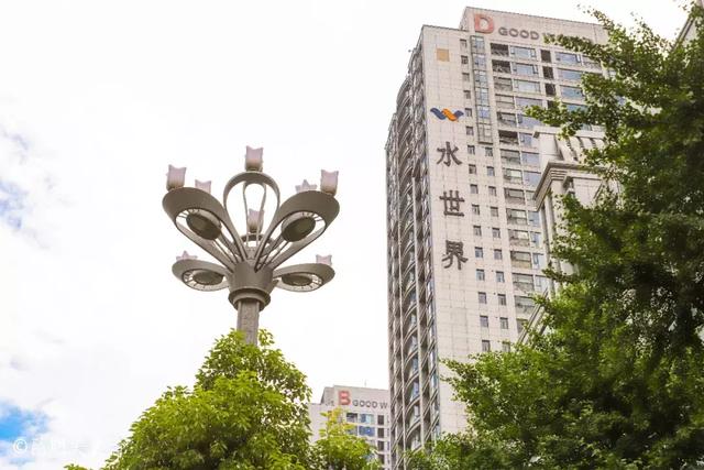 实拍昆明夜生活，昆明被各种娱乐场所包围的早餐店