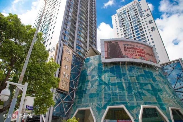 实拍昆明夜生活，昆明被各种娱乐场所包围的早餐店