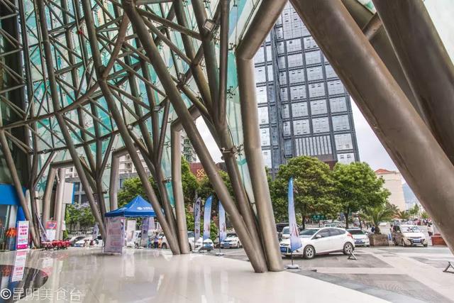 实拍昆明夜生活，昆明被各种娱乐场所包围的早餐店