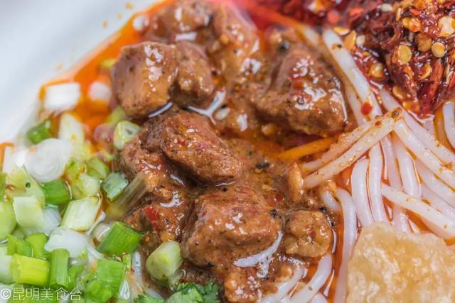 实拍昆明夜生活，昆明被各种娱乐场所包围的早餐店