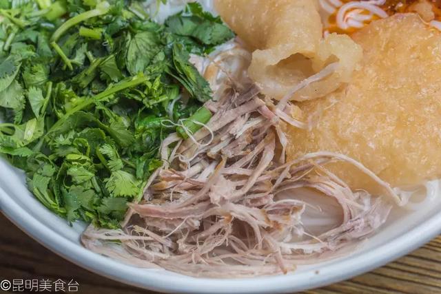 实拍昆明夜生活，昆明被各种娱乐场所包围的早餐店