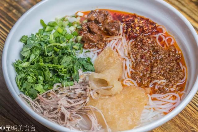 实拍昆明夜生活，昆明被各种娱乐场所包围的早餐店