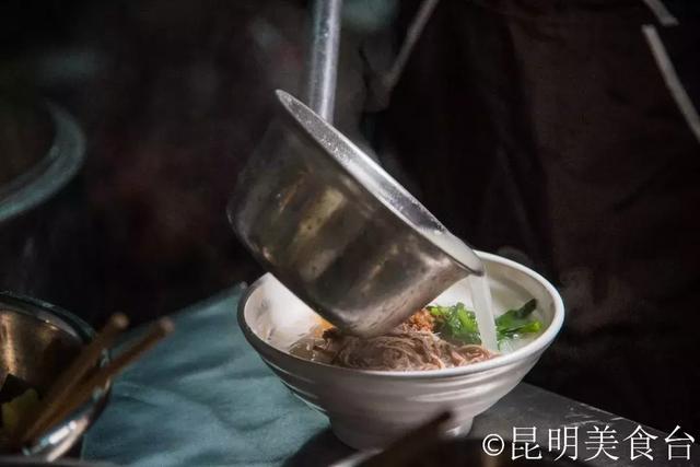 实拍昆明夜生活，昆明被各种娱乐场所包围的早餐店