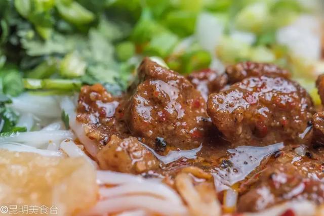 实拍昆明夜生活，昆明被各种娱乐场所包围的早餐店