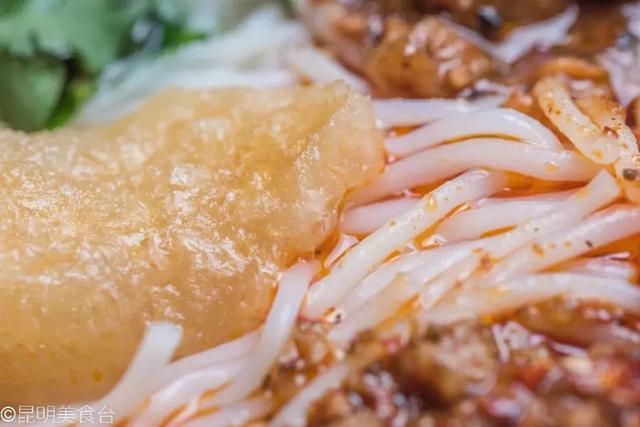 实拍昆明夜生活，昆明被各种娱乐场所包围的早餐店