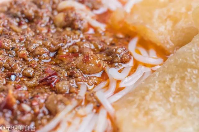 实拍昆明夜生活，昆明被各种娱乐场所包围的早餐店