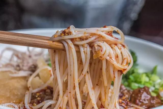 实拍昆明夜生活，昆明被各种娱乐场所包围的早餐店